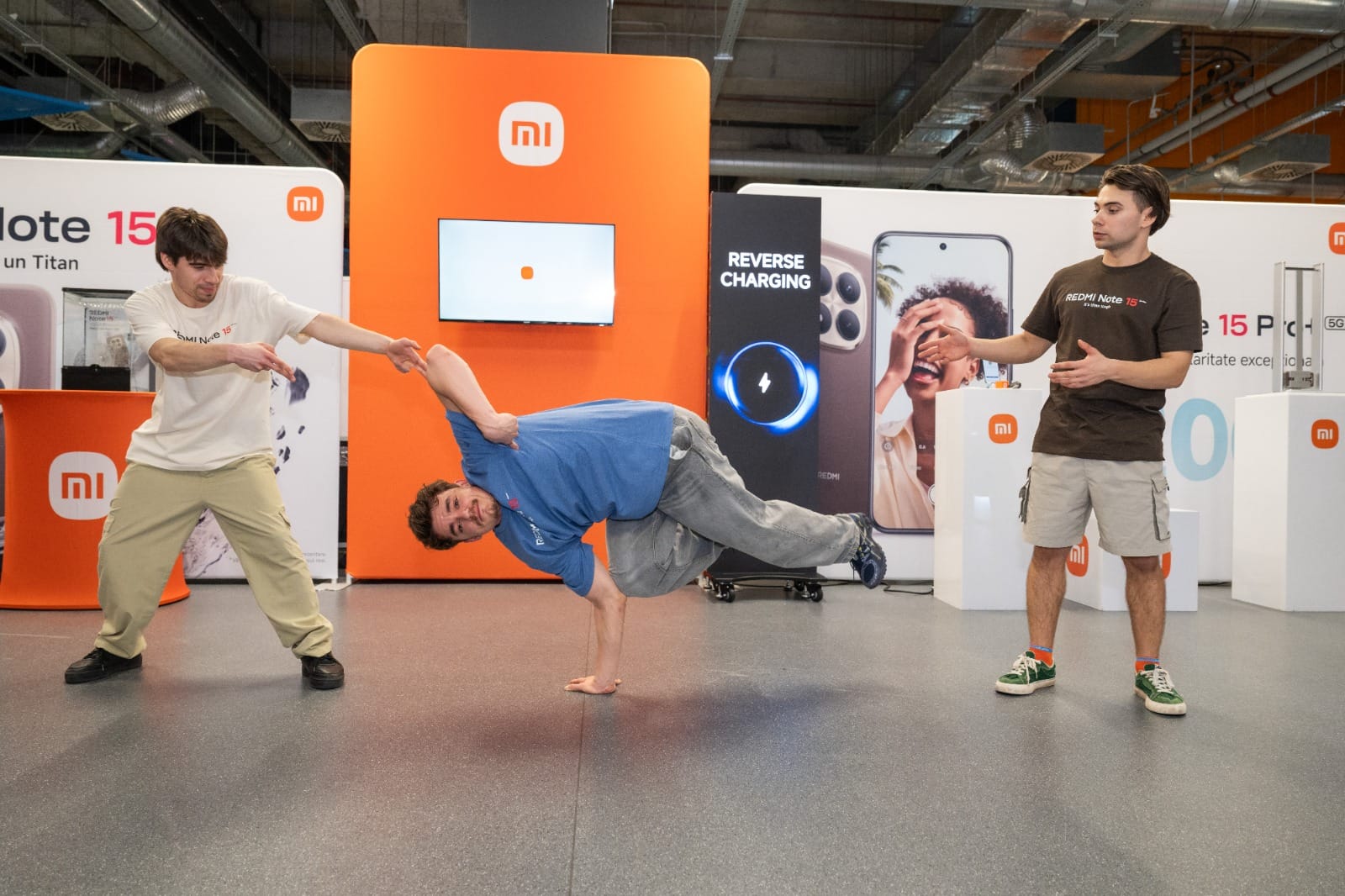 Xiaomi își reafirmă poziția în segmentul telefoanelor de gamă medie, lansând gama Redmi Note 15, o serie care promite nu doar performanță, ci și mai multă rezistență în fața provocărilor cotidiene