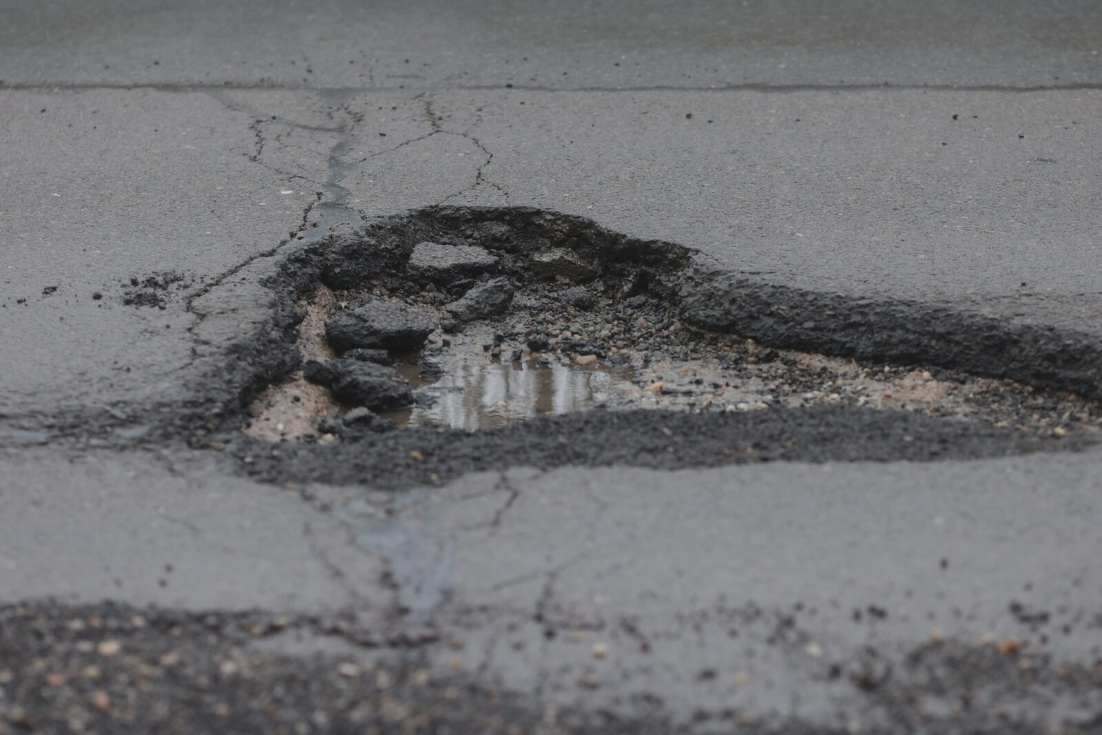 Primăvara se apropie, însă problemele străzilor din București continuă să fie o provocare pentru administratori, mai ales după ploile și ninsorile din ultimele săptămâni