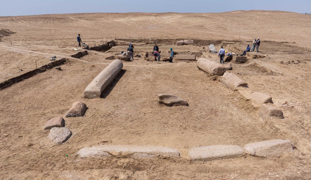 Descoperire arheologică majoră în Peninsula Sinai: un sit de artă rupestră de acum zece milenii Arheologii au făcut o descoperire remarcabilă în Peninsula Sinai, în estul Egiptului, unde a fost identificat un sit de artă rupestră datând de aproximativ zece milenii
