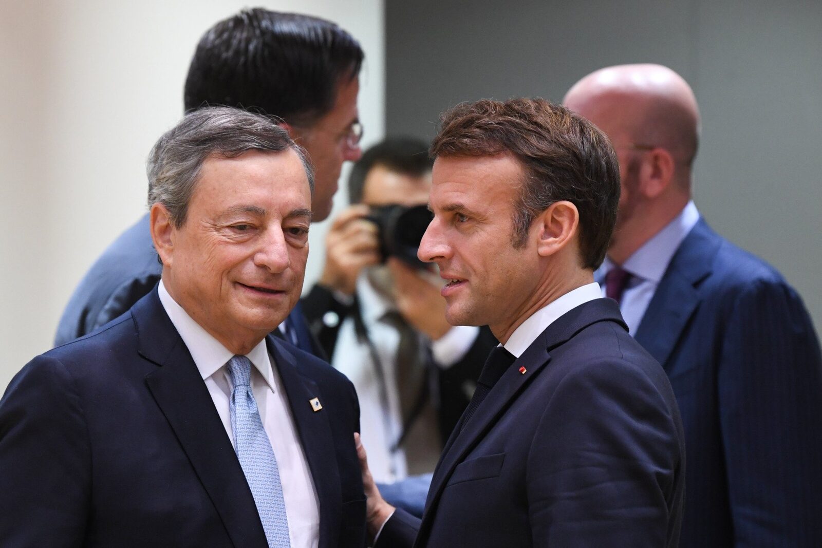 Mario Draghi, fostul premier al Italiei și actual complement al Uniunii Europene pe probleme de stabilitate economică, a atras atenția liderilor europeni asupra stării critice a mediului economic al blocului comunitar