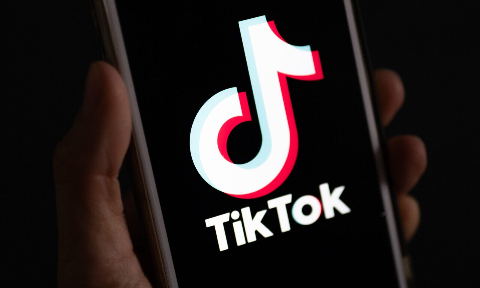 Guvernul albanez a anunțat oficial decizia de a ridica interdicția impusă platformei TikTok, măsură care a fost în vigoare încă din luna martie 2025, atunci când autoritățile din Albania au blocat accesul la rețea în urma unei serii de incidente grave, cea mai disturbatoare fiind un incident tragic în care un elev a fost înjunghiat mortal de un coleg, după o dispută pe rețelele sociale