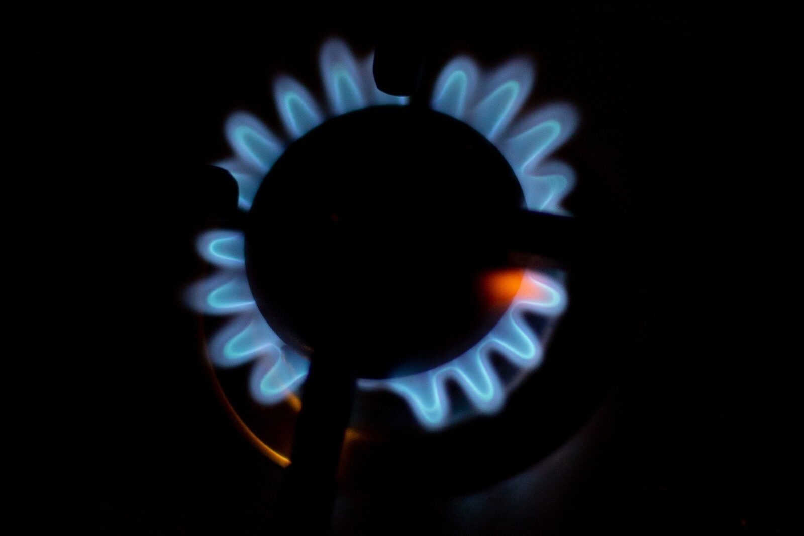 Guvernul optimizează piața de gaz pentru a apela atât la protecția consumatorilor, cât și la sustenabilitatea mediului privat Guvernul României a adoptat, recent, o strategie graduală de liberalizare a pieței de gaze naturale, o decizie menită să echilibreze nevoile consumatorilor și cele ale mediului de afaceri