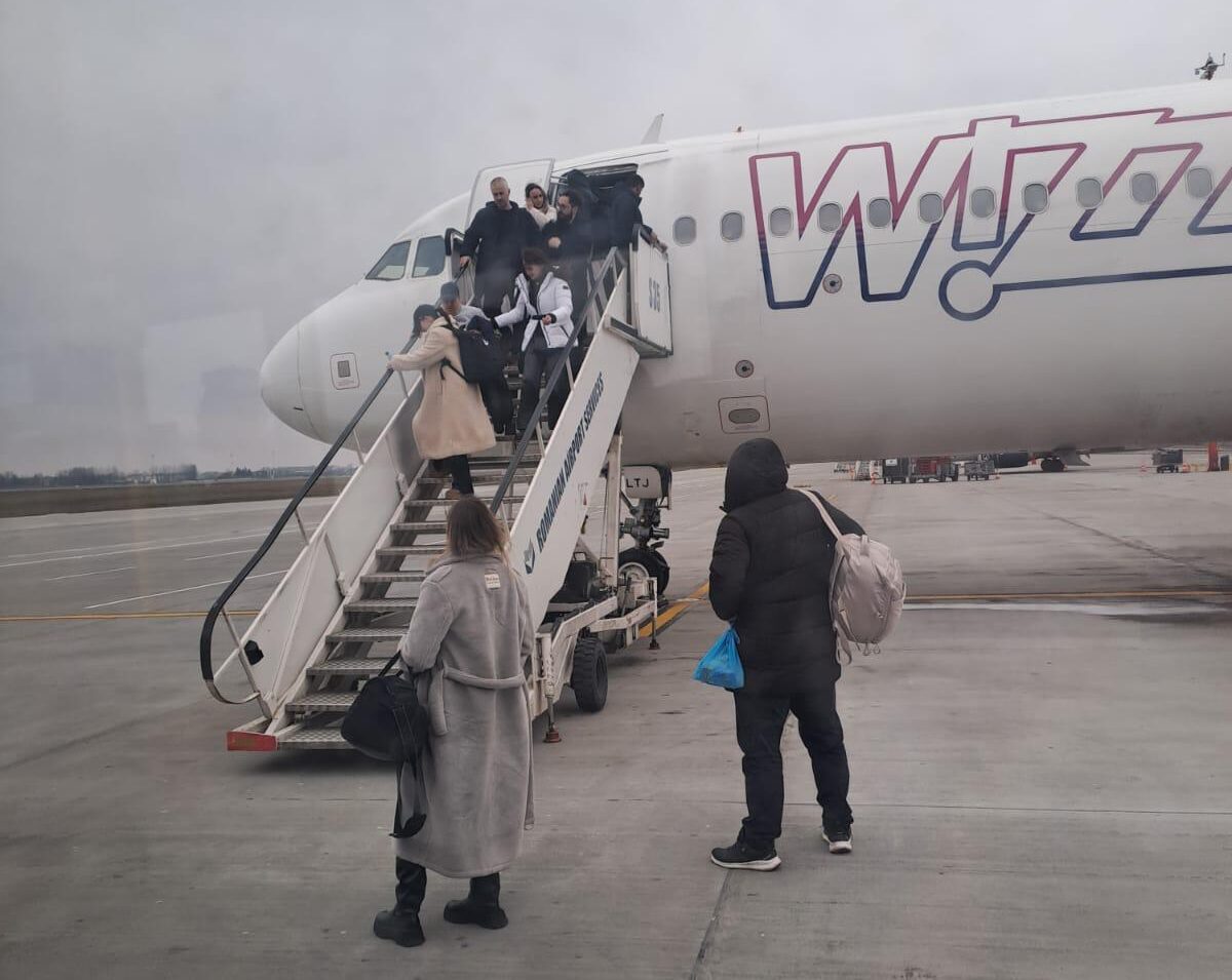 Pasagerii cursei București-Madrid, operată de Wizz Air, au avut o experiență tensionată și stresantă în cursul zilei de marți, după ce avionul a suferit probleme tehnice chiar înainte de decolare