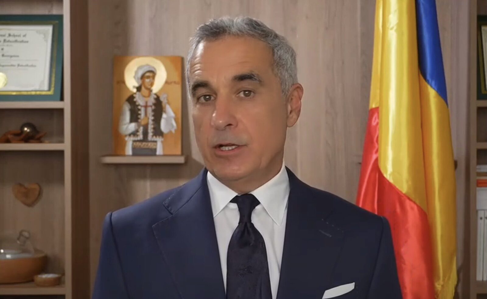 Călin Georgescu, fost candidat la alegerile prezidențiale din România și o figură controversată pentru susținerea discursurilor pro-legionare și pro-ruse, a fost din nou în centrul atenției, de această dată pentru comentariile sale despre raportul preliminar al Comisiei juridice a Congresului SUA