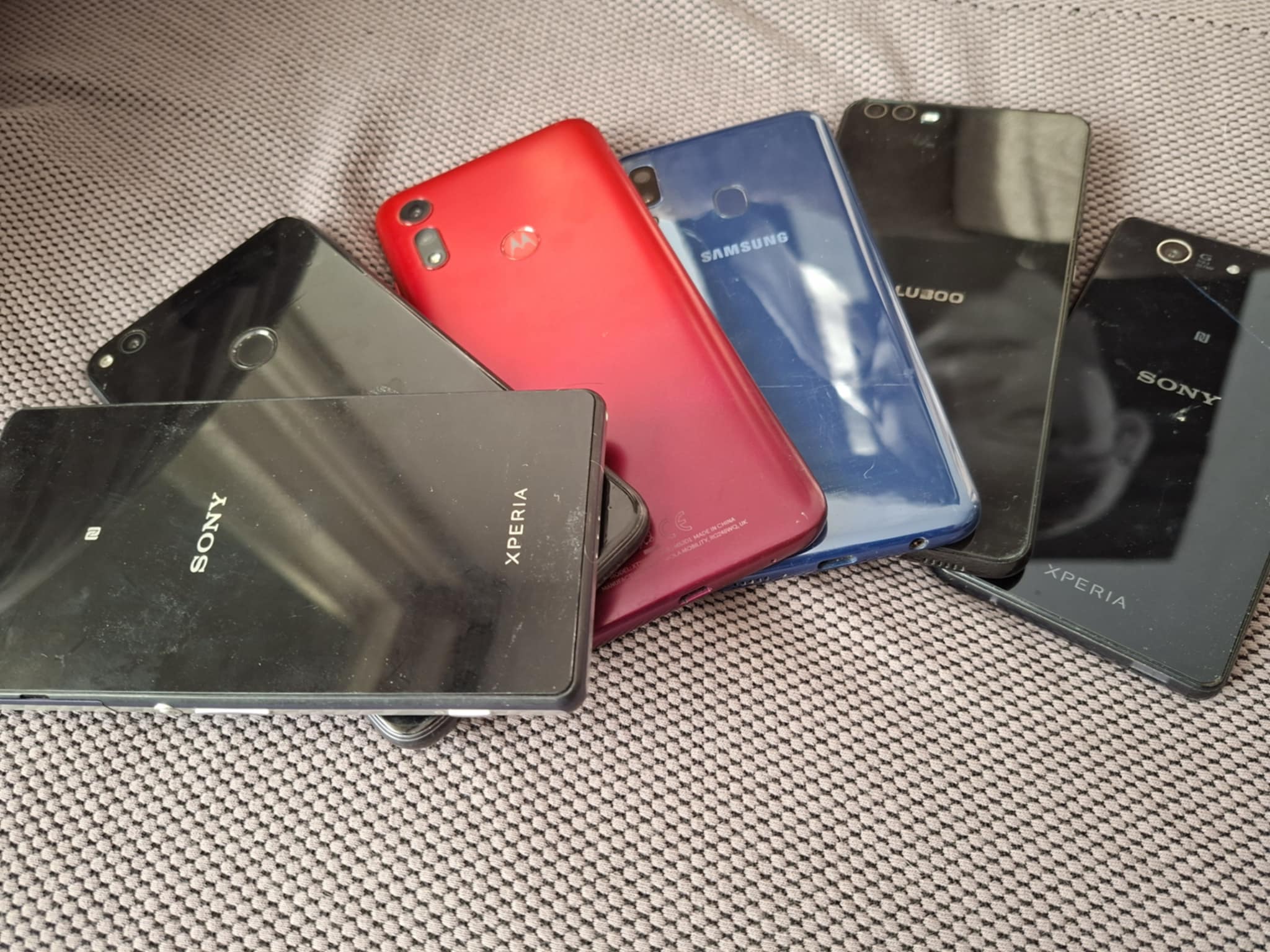 Telefoanele vechi, uneori considerate simple obiecte inutile, pot deveni soluții eficiente pentru supravegherea casei sau a biroului, fără a fi nevoie de investiții majore