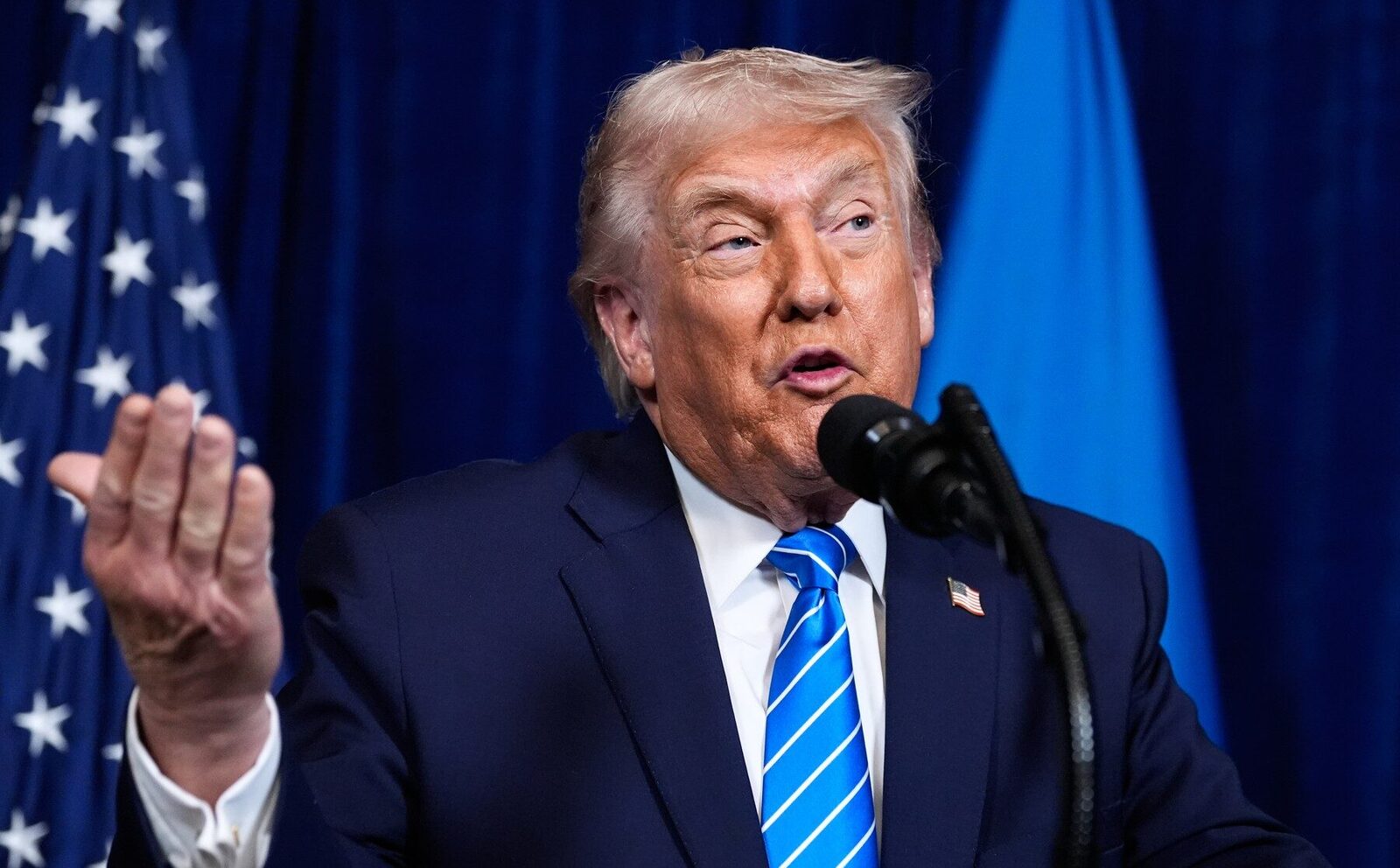 Președintele american Donald Trump a anunțat luni că ia în considerare acțiuni legale împotriva prezentatorului Trevor Noah, cunoscut pentru talentul său comic și pentru emisiunea sa satirică „The Daily Show”, după ce acesta a făcut o glumă critică la adresa politicii sale de imigrare în timpul celei de-a 68-a ediție a Premiilor Grammy