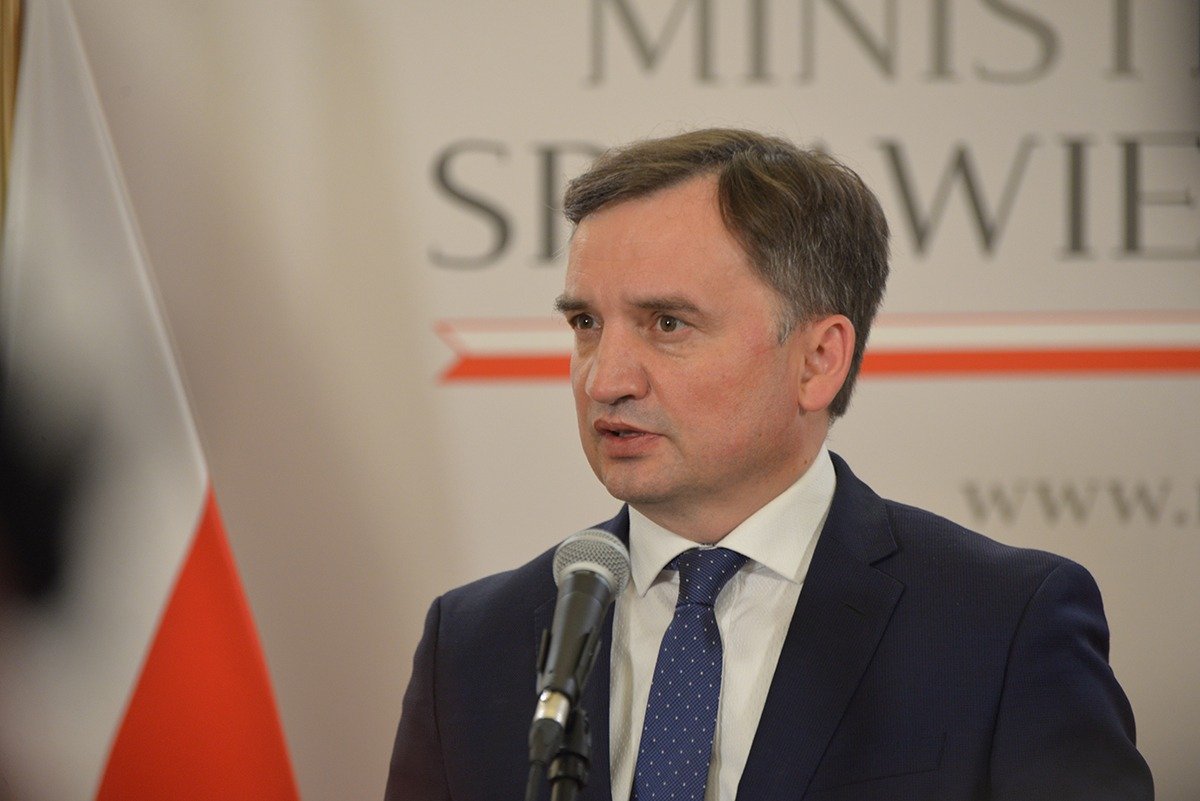 Tribunalul din Varșovia a dispus arestarea preventivă a fostului ministru al justiției, Zbigniew Ziobro, aflat în centrul unui scandal de amploare ce zguduie scena politică și juridică a Poloniei