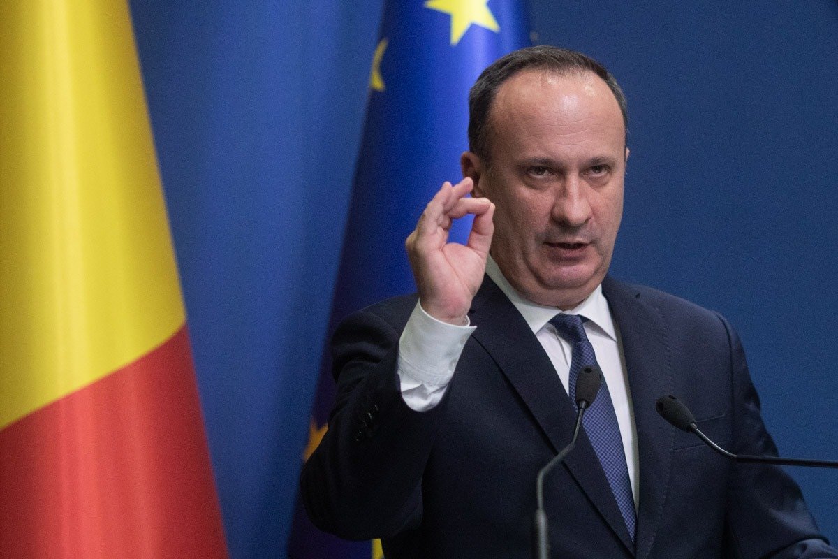 România se confruntă cu o contracție economică majoră, iar criticile pentru această situație se îndreaptă către guvernul condus de premierul Adrian Bolojan
