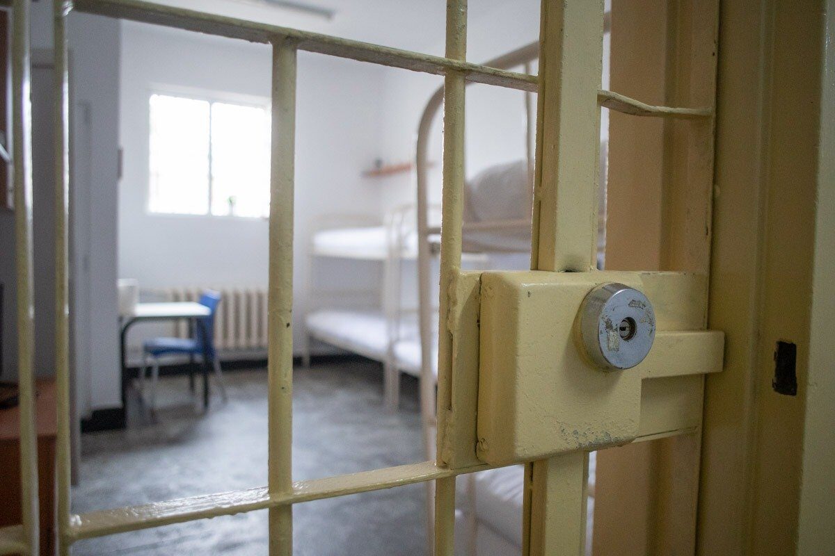 Un elev de 14 ani, implicat într-un act de violență extremă într-o școală din sudul Franței, se află acum în centrul unei anchete penale după ce a înjunghiat intenționat o profesoară, incident care a șocat comunitatea locală și a ridicat semne de întrebare asupra măsurilor de prevenție în școlile din regiune