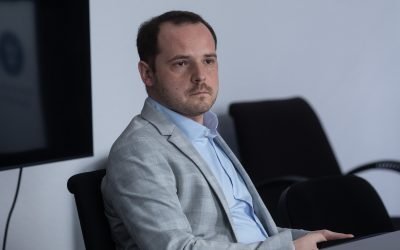 Ministrul Sănătății abandonează planul de reformare radicală a rezidențiatului: modelul pe patru subdomenii, considerat nerealist Reforma sistemului de rezidențiat în România, care urma să fie implementată începând din trimestrul al patrulea al anului 2026, a fost pusă în stand-by de autorități din cauza criticilor din interiorul Ministerului Sănătății