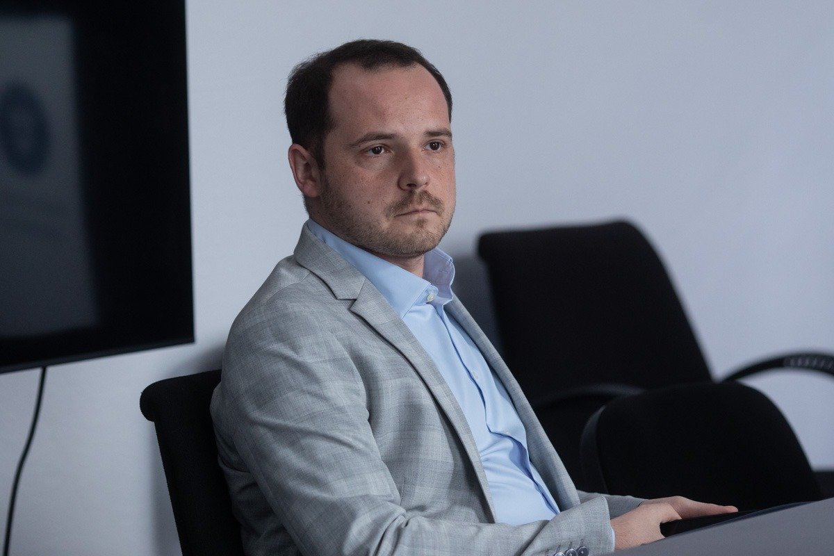 Ministrul Sănătății abandonează planul de reformare radicală a rezidențiatului: modelul pe patru subdomenii, considerat nerealist Reforma sistemului de rezidențiat în România, care urma să fie implementată începând din trimestrul al patrulea al anului 2026, a fost pusă în stand-by de autorități din cauza criticilor din interiorul Ministerului Sănătății