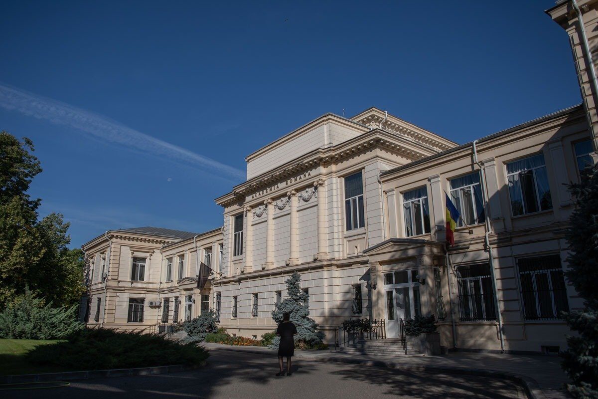 Senator USR acuză modificările legii Academiei Române de încălcare a legii, susținând că acestea maschează acte cu implicații penale Într-un climat politic tensionat, senatorul USR Ștefan Pălărie a lansat acuzații grave în privința modificărilor recente aduse Legii Academiei Române, sugerând că acestea ar ascunde fapte cu potențial penal