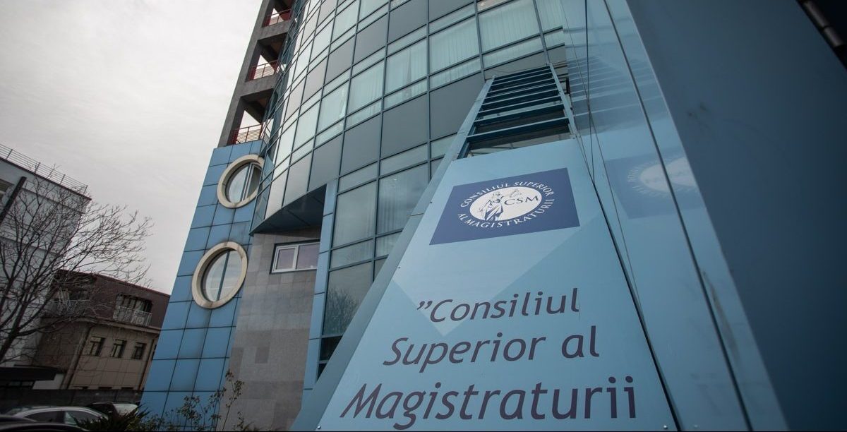 Consiliul Superior al Magistraturii (CSM) propune modificări legislative pentru a descongestiona instanțele judecătorești Agenția de presă Agerpres a anunțat recent că, în cursul zilei de luni, Consiliul Superior al Magistraturii (CSM) a transmis Ministerului Justiției o serie de propuneri legislative menite să reducă aglomerația în sistemul judiciar și să eficientizeze activitatea instanțelor, aflate de mult timp în fața unui volum tot mai mare de dosare