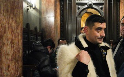 Liderul extrem de vocal al mișcării suveraniste din România, George Simion, a recurs la un gest curios și destul de surprinzător pentru un politician auto-proclamat apărător al intereselor naționale: a făcut un apel public străinilor, mai precis americanilor și europenilor, pentru a “reinstaura democrația” în România