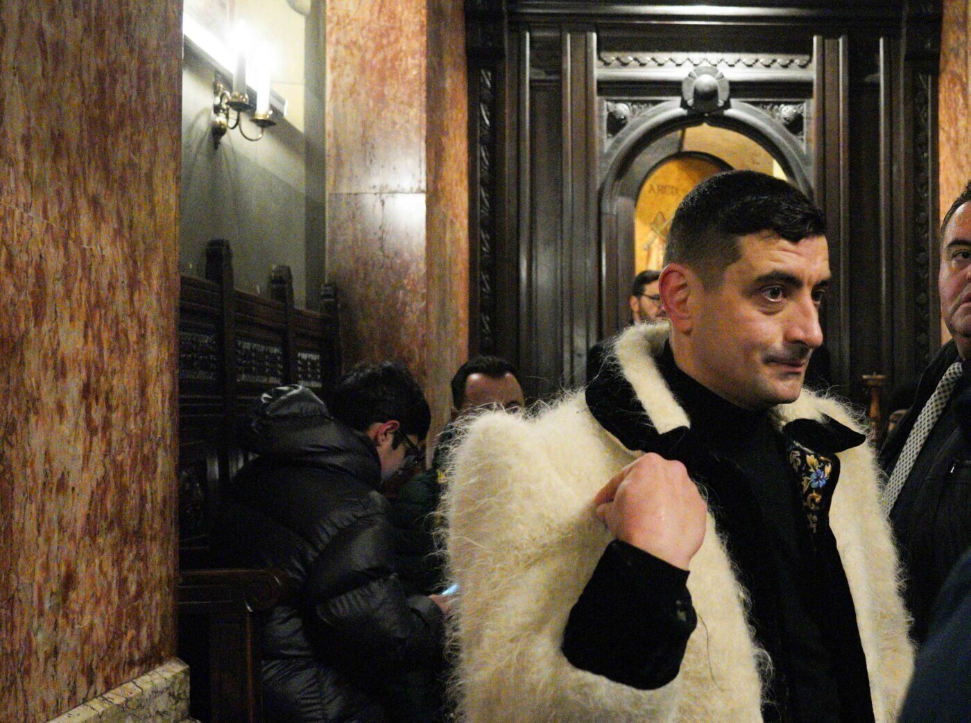 Liderul extrem de vocal al mișcării suveraniste din România, George Simion, a recurs la un gest curios și destul de surprinzător pentru un politician auto-proclamat apărător al intereselor naționale: a făcut un apel public străinilor, mai precis americanilor și europenilor, pentru a “reinstaura democrația” în România