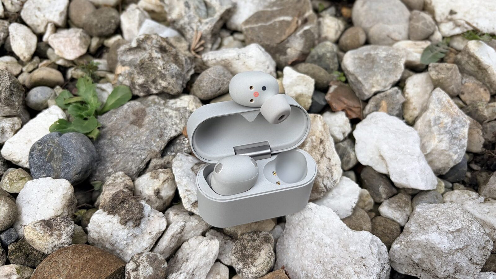 Sony WF-1000XM6: Perfecțiunea în miniatură sau o provocare pentru urechi? Sony a lansat recent un model de căști in-ear care provoacă atât entuziasm, cât și scepticism printre pasionații de sunet
