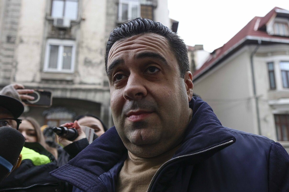 Tribunalul București a decis vineri ca fostul ministru al Transporturilor din perioada guvernului PSD, Răzvan Cuc, și omul de afaceri Cătălin Daniel Bușe, să fie plasați în arest la domiciliu, în dosarul în care sunt acuzați de complicitate la dare de mită și dare de mită
