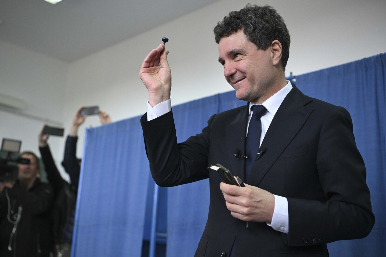 Kelemen Hunor cere un raport clarificator pentru a încheia disputa privind alegerile prezidențiale: „Credibilitatea României este în joc” Liderul UDMR, Kelemen Hunor, a lansat un avertisment ferm privind criza politică generată de recentele controverse legate de alegerile prezidențiale