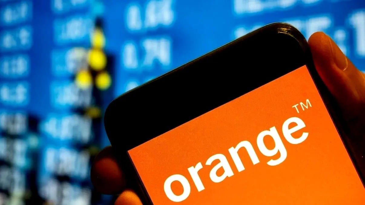 Orange lansează în România o inovație tehnologică care promite să transforme modul în care românii se conectează la internet acasă: serviciul Net Fix 5G+