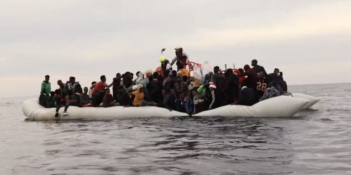 Migranti-Barca-pneumatica-Marea-Mediterana.jpg - StiriFresh