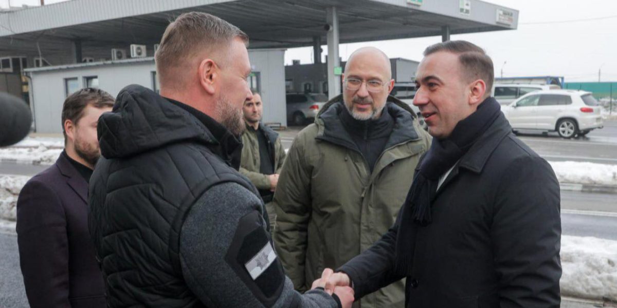 Ministrul-Bogdan-Ivan-la-granita-cu-Ucraina.jpg - StiriFresh