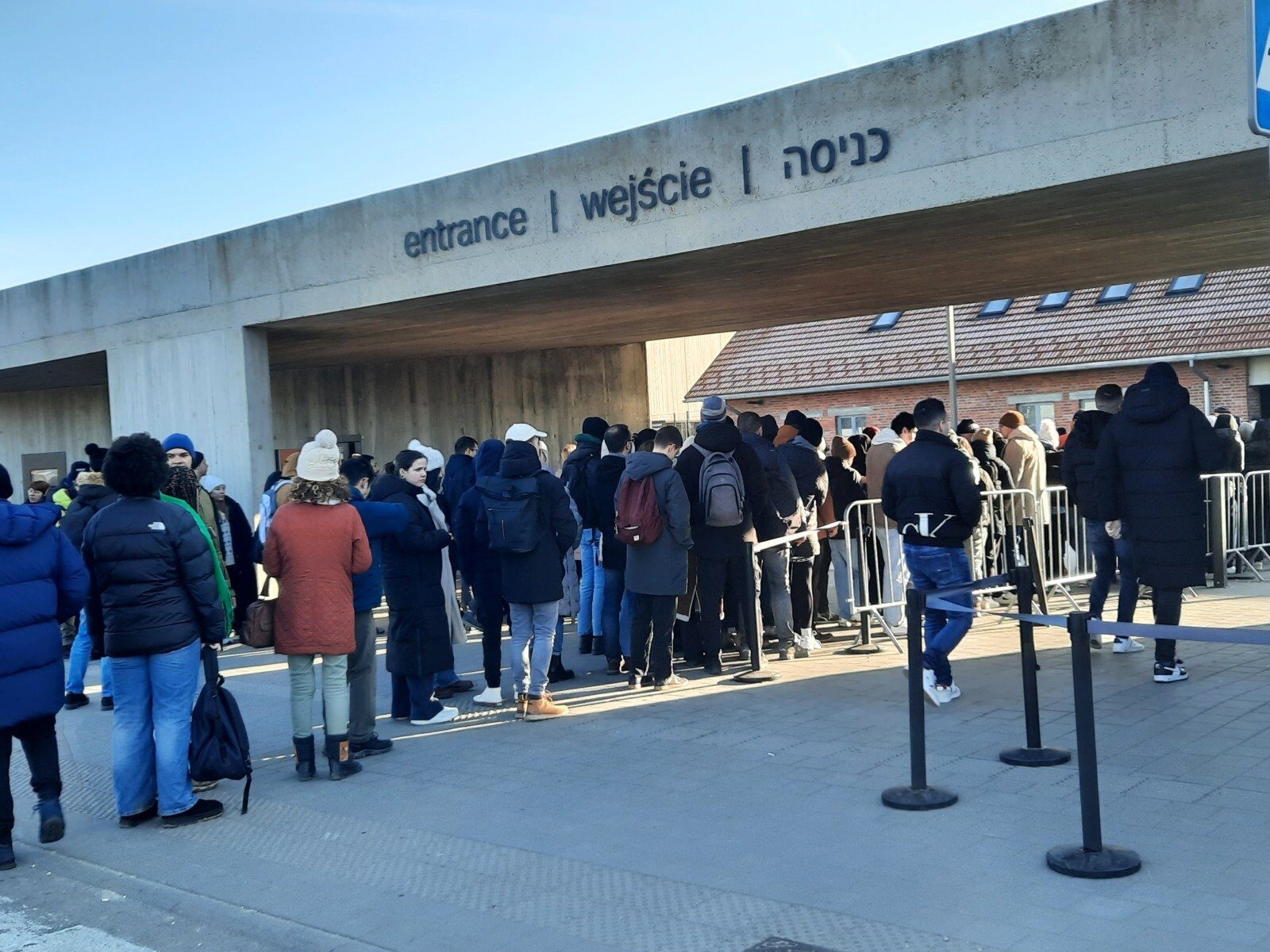 Muzeul Auschwitz închide porțile pentru vizitatorii care cumpără bilete la fața locului, introducând rezervarea online ca singura modalitate de acces