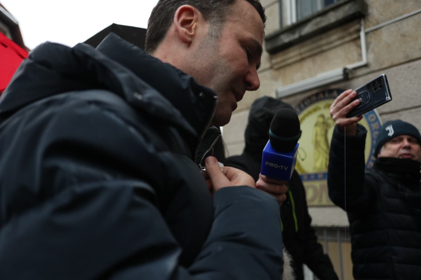 Primarul Sectorului 3, Robert Negoiță, în centrul unui scandal penal: control judiciar, interdicție de exercitare a mandatului și acuzații privind construcția unui drum pentru fratele său Scandalul în care este implicat edilul liberal al Sectorului 3, Robert Negoiță, a escaladat recent, odată cu decizia instanței de aplicare a măsurii controlului judiciar și a interdicției de a-și exercita funcția publică