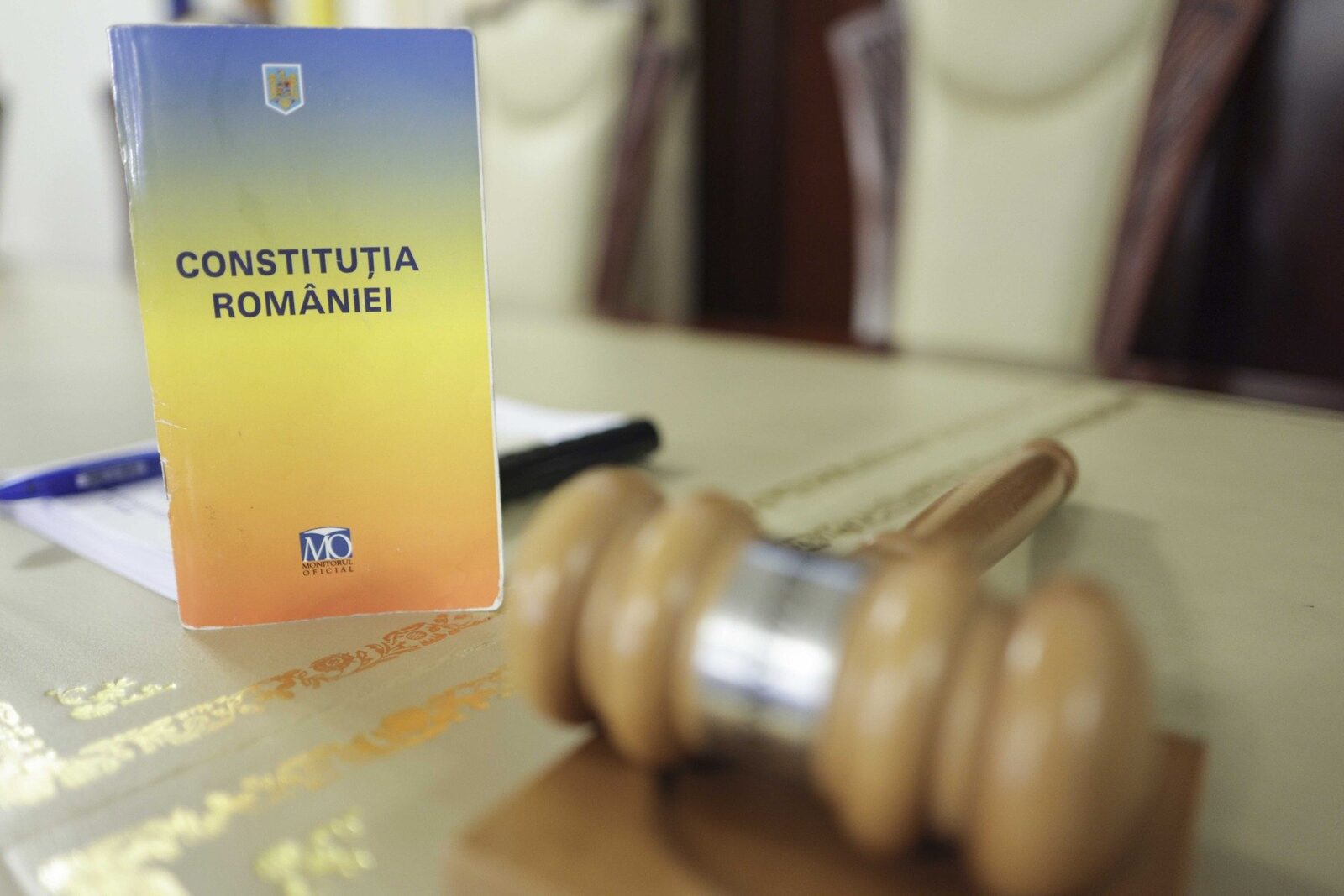Curtea Constituțională amână pentru a doua oară decizia privind pensiile magistraților, termenul fiind stabilit pentru 18 februarie Decizia privind modul în care pensiile magistraților vor fi reglementate în continuare rămâne în suspans, după ce Curtea Constituțională a decis miercuri să amâne, pentru a doua oară, pronunțarea unei decizii definitive