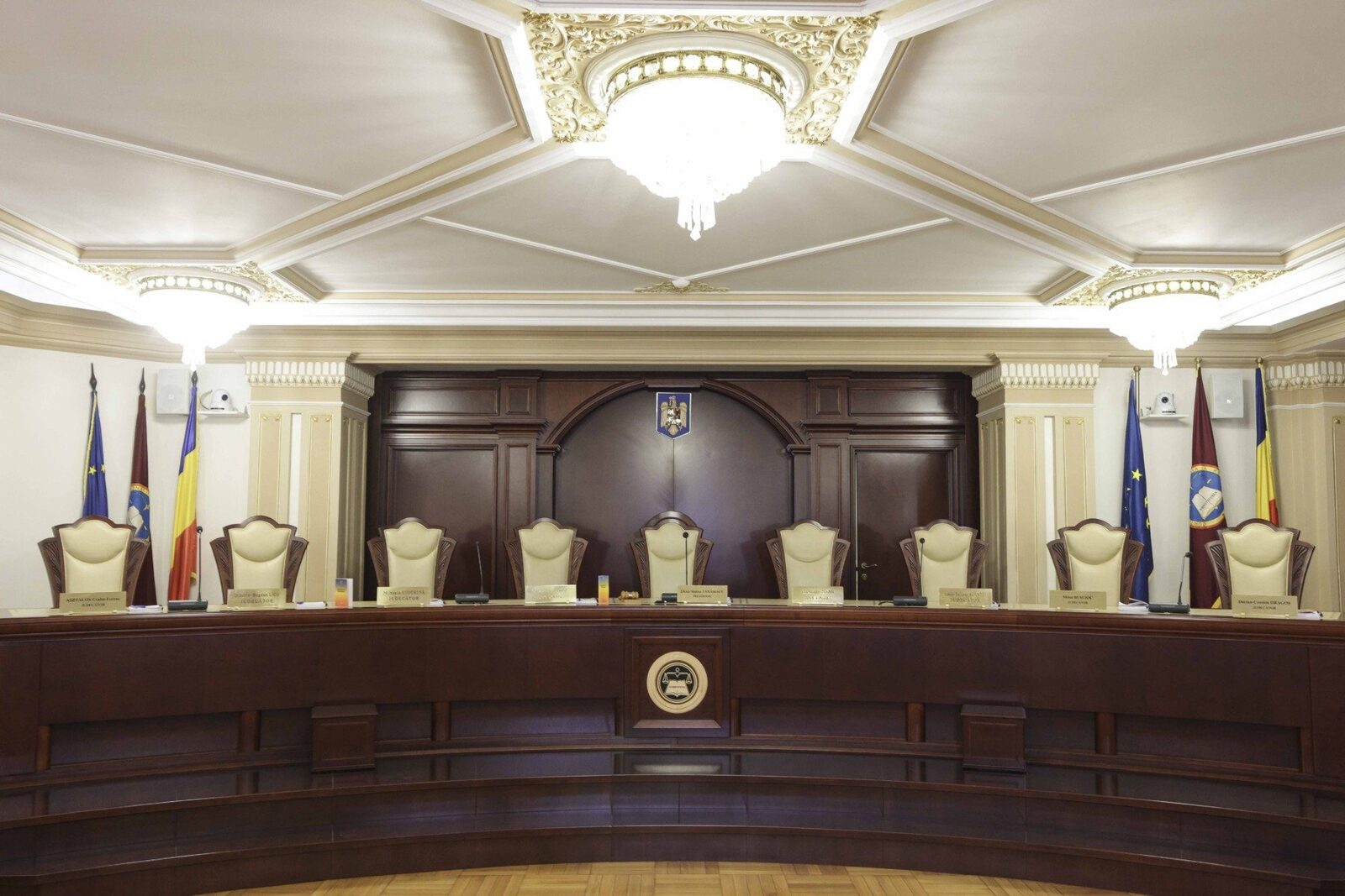 Premierul Nicușor Dan critică amânările Curții Constituționale privind pensiile speciale ale magistraților Nicușor Dan, premierul României, a făcut o declarație directă și critică la adresa deciziei Curții Constituționale de a amâna pentru a doua oară o decizie privind pensiile speciale ale magistraților