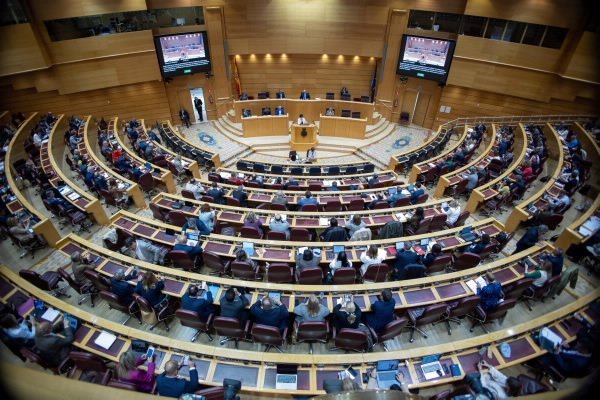 Senatul pregătește dezbaterea unei moțiuni simple critice la adresa ministrului interimar al Educației, Ilie Bolojan, atribuind schimbările recente în politicile educaționale unui context economic dificil