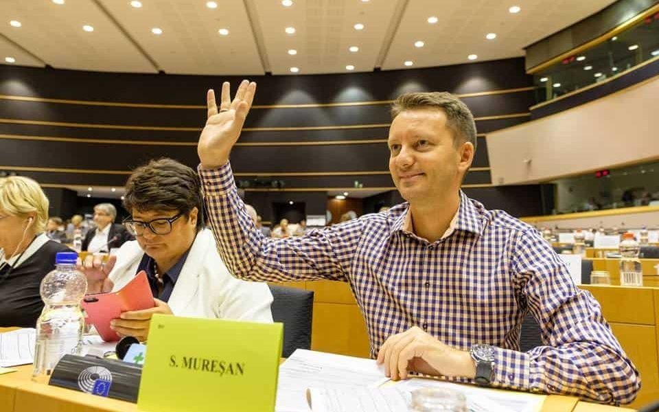 Siegfried Mureșan contrazice criticile privind situația economică a României: „Situația este mai bună decât în 2025” Într-un clar contraargument la adresa presupuselor dificultăți economice ale României, europarlamentarul liberal Siegfried Mureșan a intervenit pe pagina sa de Facebook pentru a evidenția o realitate diferită de cea prezentată de opozanți sau de anumite analize critice
