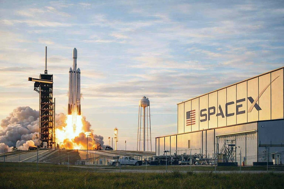 SpaceX prioritizează acum revenirea pe Lună, mutând pe termen scurt obiectivul despre care anterior Elon Musk vorbea cu entuziasm, și anume trimiterea oamenilor pe Marte
