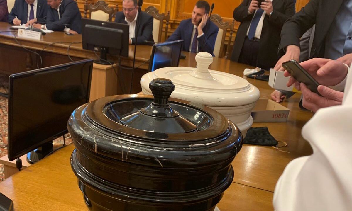 Grupurile parlamentarce SOS și POT, formate din 31 membri, au ca lideri un fost deputat PSD și un inculpat pentru corupție cu proces în desfășurare