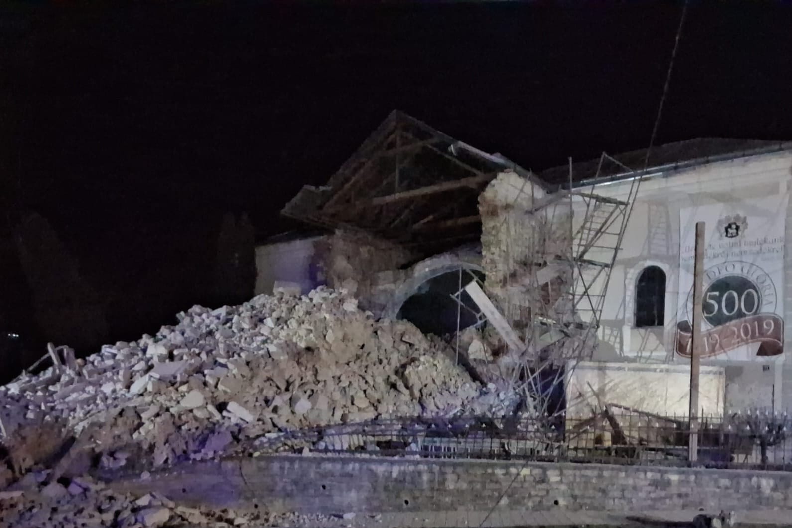 Biserica din Cehu Silvaniei, o atracție istorică și spirituală pentru comunitate, s-a prăbușit violent marți seară, în jurul orei 18:30, un incident ce a șocat localnicii și autoritățile din județul Zalău