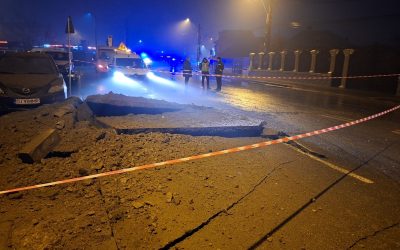 Criza gazului în centrul Craiovei: șase case evacuate după o avarie majoră pe bulevardul Nicolae Romanescu O defecțiune neanunțată a unei conducte de gaz din municipiul Craiova a generat o situație de urgență care a impus evacuarea promptă a mai multor locuințe din zonă