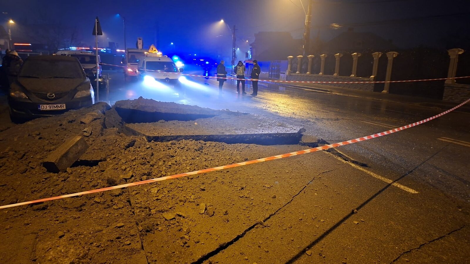 Criza gazului în centrul Craiovei: șase case evacuate după o avarie majoră pe bulevardul Nicolae Romanescu O defecțiune neanunțată a unei conducte de gaz din municipiul Craiova a generat o situație de urgență care a impus evacuarea promptă a mai multor locuințe din zonă