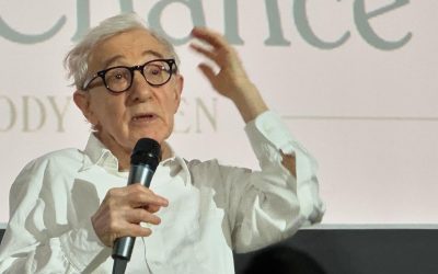 Woody Allen, renumitul regizor și scriitor american, a fost din nou adus în centrul atenției după apariția unor documente recente care ilustrează conexiuni surprinzătoare, adâncită în trecutul său personal și profesional