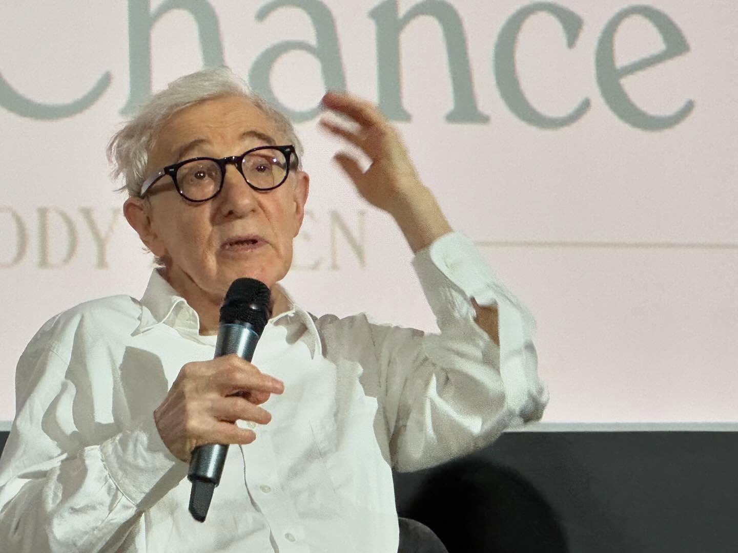 Woody Allen, renumitul regizor și scriitor american, a fost din nou adus în centrul atenției după apariția unor documente recente care ilustrează conexiuni surprinzătoare, adâncită în trecutul său personal și profesional