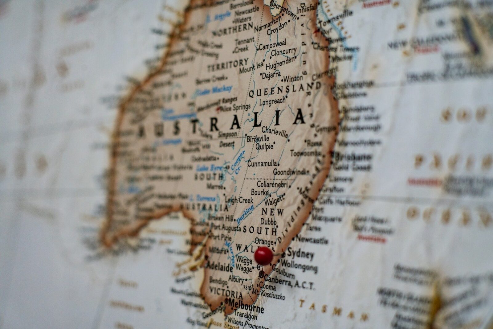 Parlamentul Australiei a adoptat în 2024 o legislație care stabilește vârsta minimă de 16 ani pentru utilizarea anumitor platforme de social media, marcând un pas semnificativ în eforturile guvernului de a proteja tinerii în mediul digital
