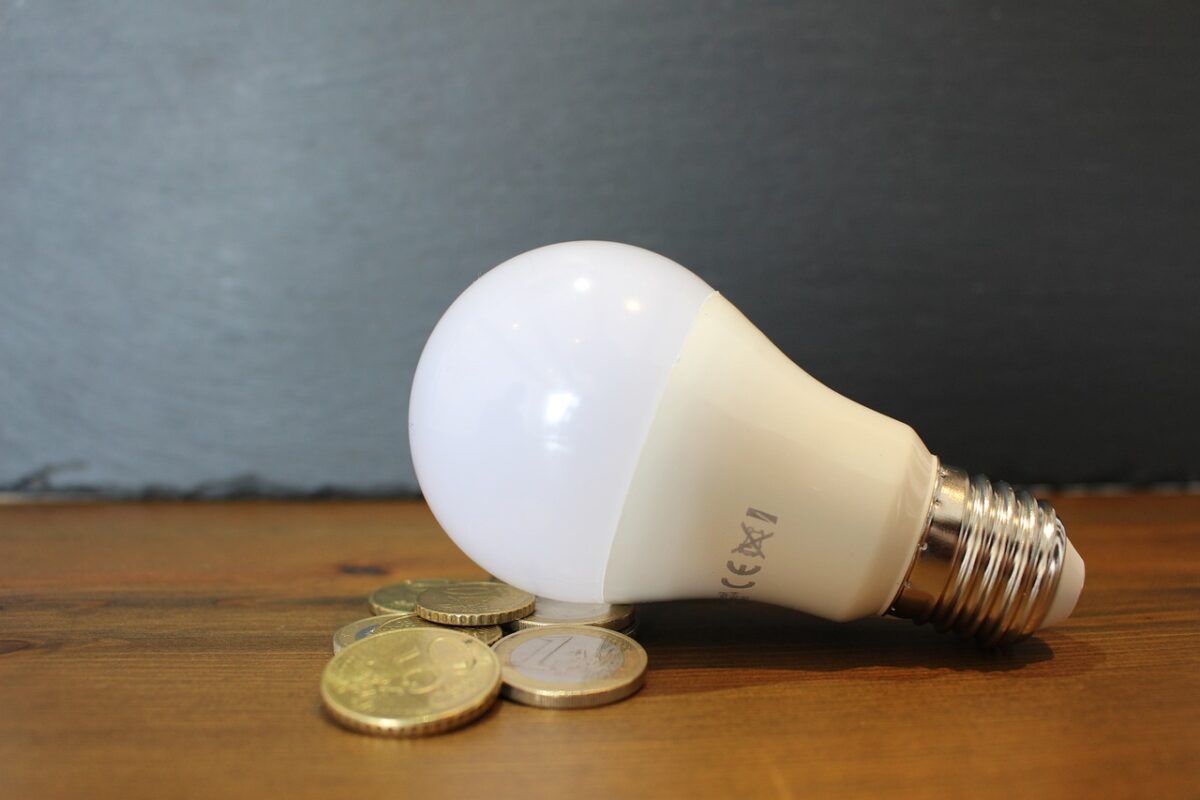 Prețurile la energia electrică din România s-ar putea diminua semnificativ în următoarele luni, cu cel puțin 10-15%, susține ministrul Energiei, care atribuie actualele tarife ridicate problemelor din modul în care funcționează piața de tranzacționare