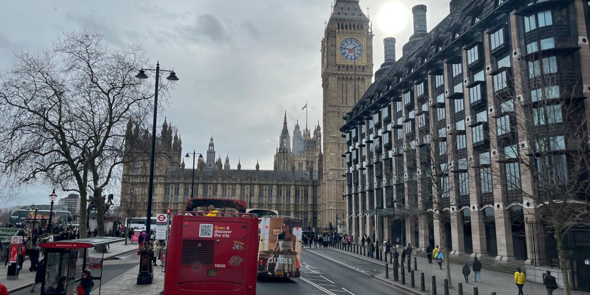 big-ben-double-decker-turisti-londra.jpg - StiriFresh