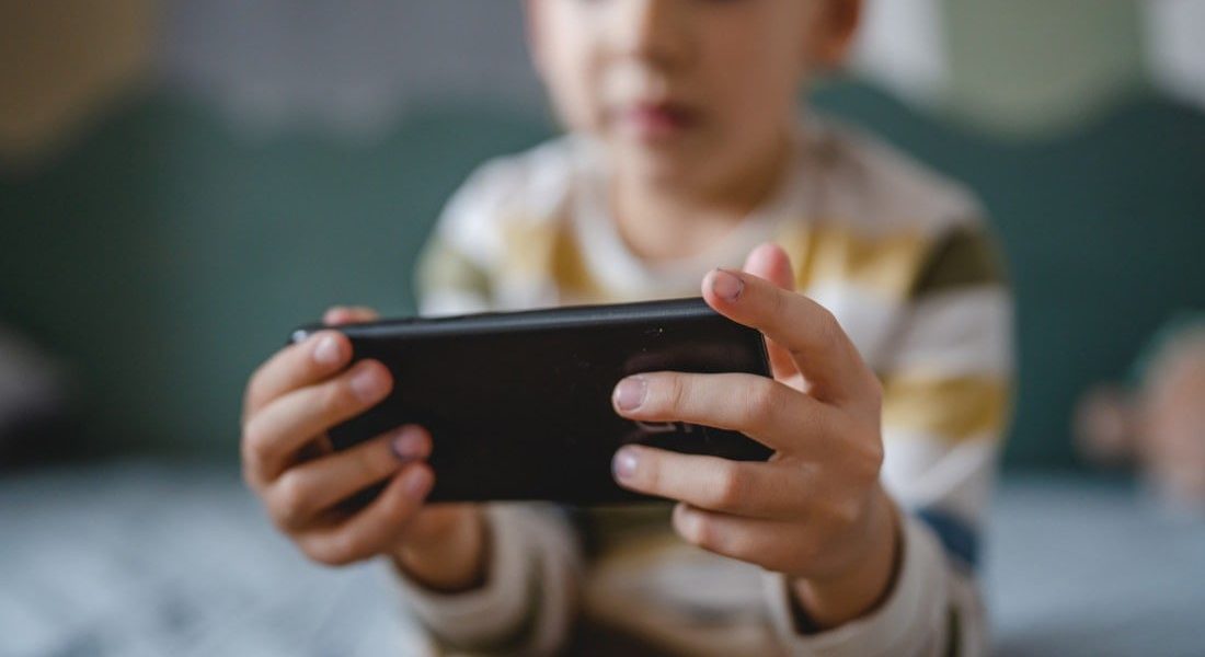 copii-carti-telefoane.jpg - StiriFresh