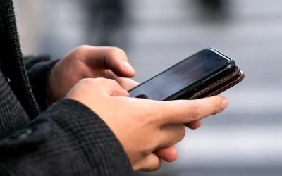 Riscul invizibil al agenților AI în chat: așa pot fi exfiltrate date sensibile fără interacțiune umană Pe măsură ce tehnologia AI a fost integrată în aplicațiile de mesagerie pentru a facilita conversații și a automatiza procese, mulți specialiști în securitate atrag atenția asupra unei vulnerabilități inedite care pune în pericol confidențialitatea datelor
