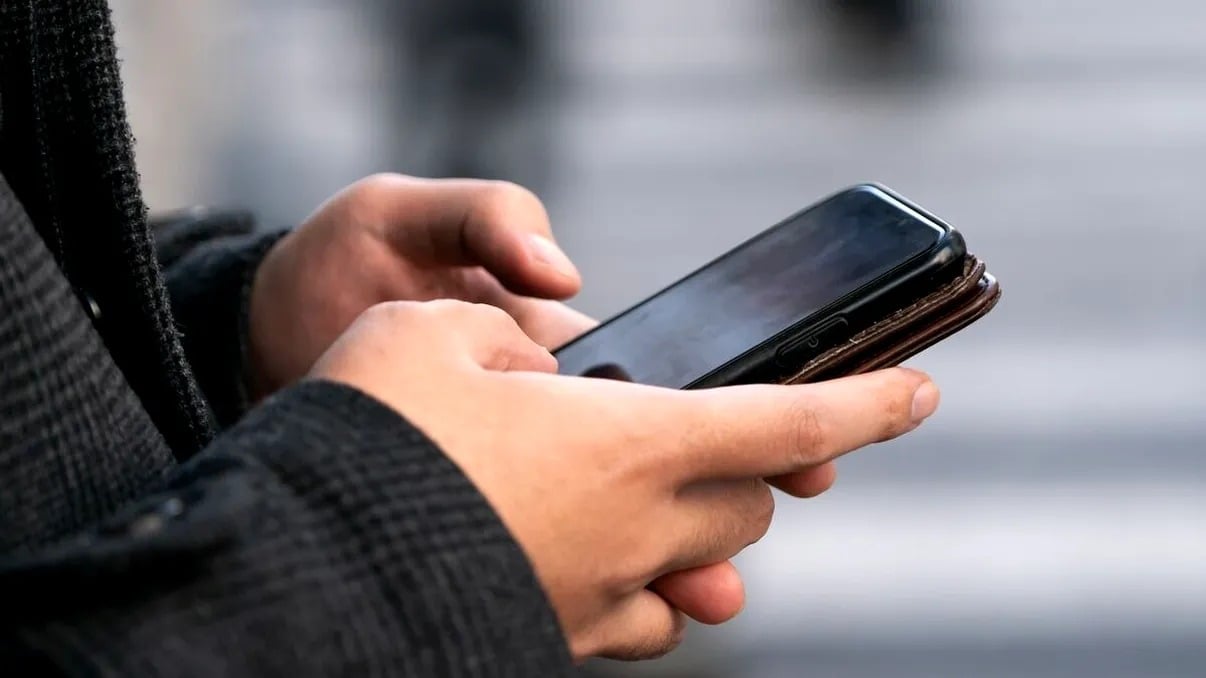 Riscul invizibil al agenților AI în chat: așa pot fi exfiltrate date sensibile fără interacțiune umană Pe măsură ce tehnologia AI a fost integrată în aplicațiile de mesagerie pentru a facilita conversații și a automatiza procese, mulți specialiști în securitate atrag atenția asupra unei vulnerabilități inedite care pune în pericol confidențialitatea datelor
