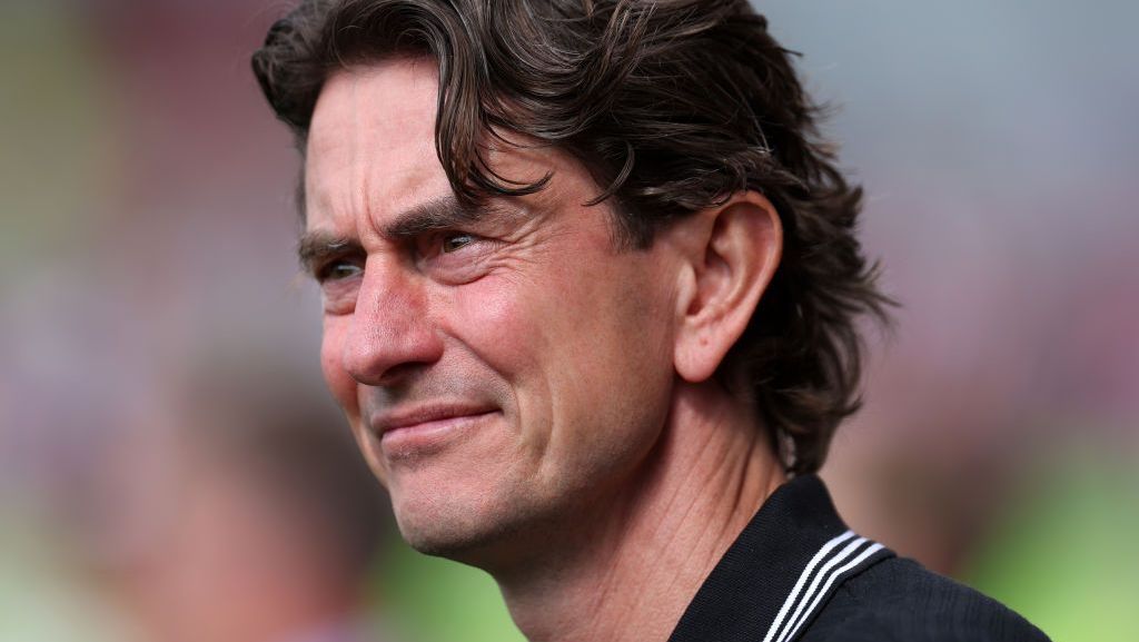 Thomas Frank sub presiune la Tottenham: mandatul său ajunge într-un punct critic Thomas Frank, antrenorul danez care a preluat conducerea echipei Tottenham pe 1 iulie 2025, se află într-o situație delimitată de tensiune, după ce fostul tehnician Ange Postecoglou a fost demis