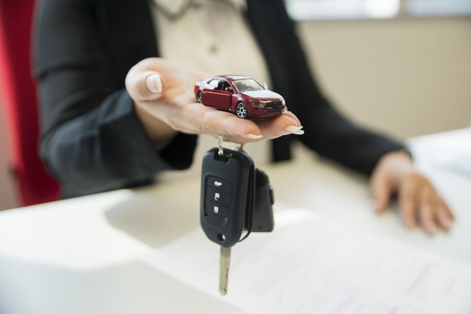 Criza înmatriculărilor auto din România: o reducere semnificativă a vânzărilor în ianuarie 2026 Luna ianuarie 2026 a marcat o nouă etapă dificilă pentru piața auto din România, înregistrând un declin abrupt al înmatriculărilor de mașini noi