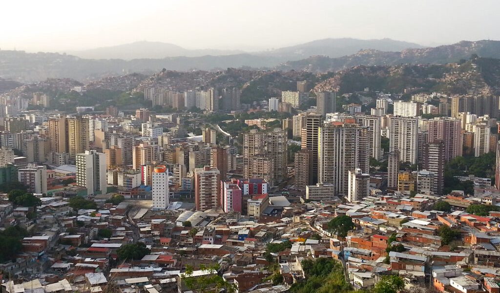 Statele Unite au autorizat oficial reluarea activităților petroliere ale unor mari companii internaționale în Venezuela, reluând astfel o politică de relaxare a sancțiunilor economice impuse anterior regimului de la Caracas