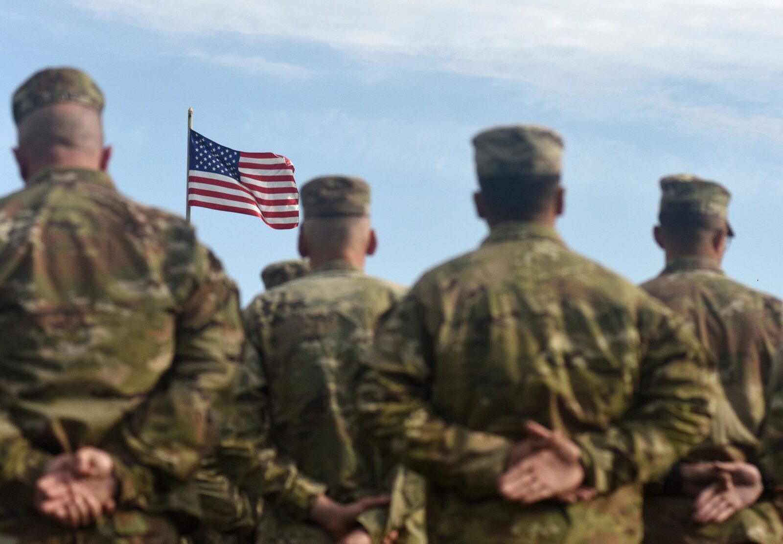 Tensiuni crescânde între Polonia și Statele Unite: Ministrul justiției polonez critică amenințările diplomatice ale ambasadorului american O dispută diplomatică destul de acutizată a ieșit recent la iveală între Polonia și Statele Unite, după ce Ambasadorul SUA în Polonia, Tom Rose, a făcut declarații care au fost percepute de oficialii polonezi drept o amenințare directă de retragere a trupelor americane staționate în țară