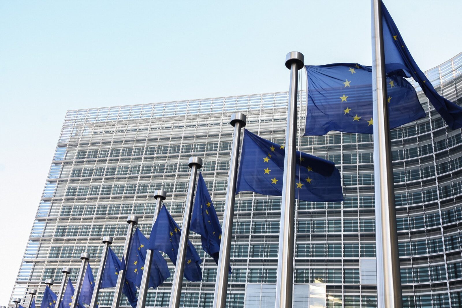 Uniunea Europeană analizează opțiuni pentru o nouă modalitate de finanțare a sectorului de apărare, pe fondul suprasubscrierii programului inițial de împrumuturi, care prevedea suma de 150 de miliarde de euro