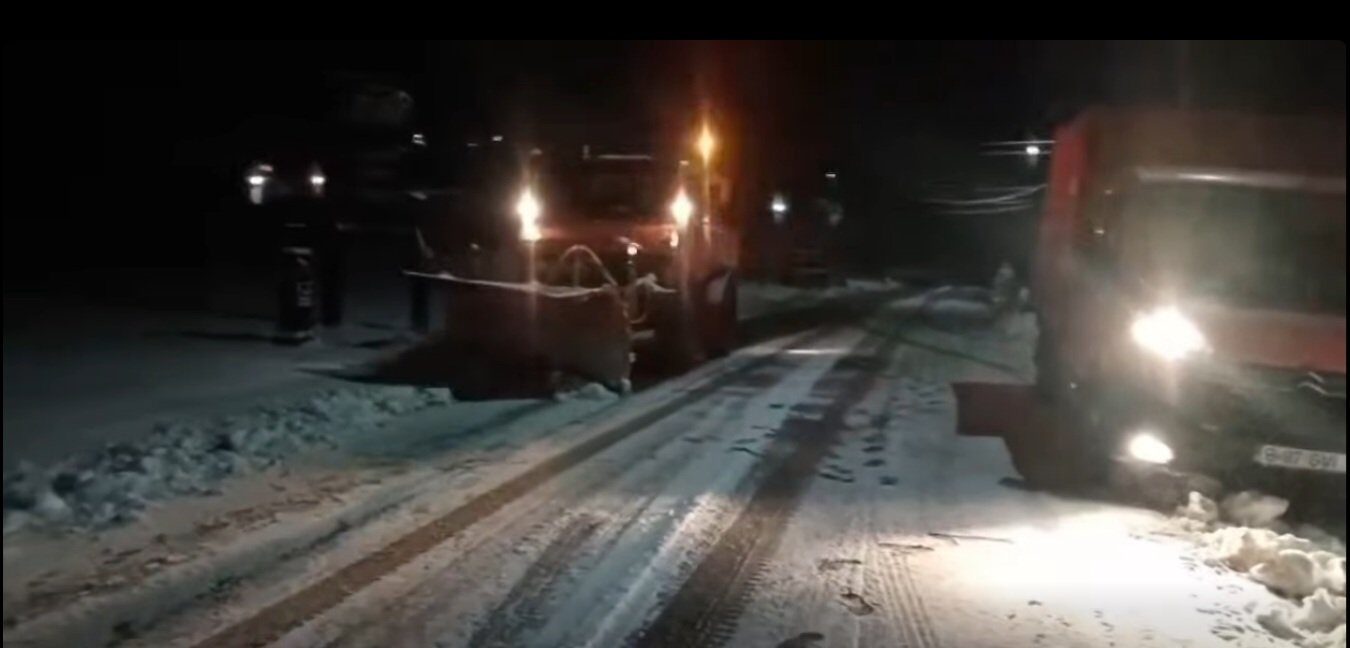 Circulația rutieră rămâne complet închisă pe drumurile principale din zona montană a județului Ialomița, unde condițiile meteorologice extreme au făcut ca traficul să fie aproape imposibil
